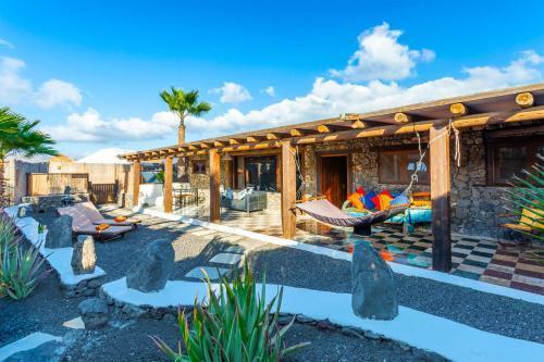 De Arrieta Village - Yurts And Stone - Shared Pool - Walking Distance To Arrieta - Eco Friendly Resort *