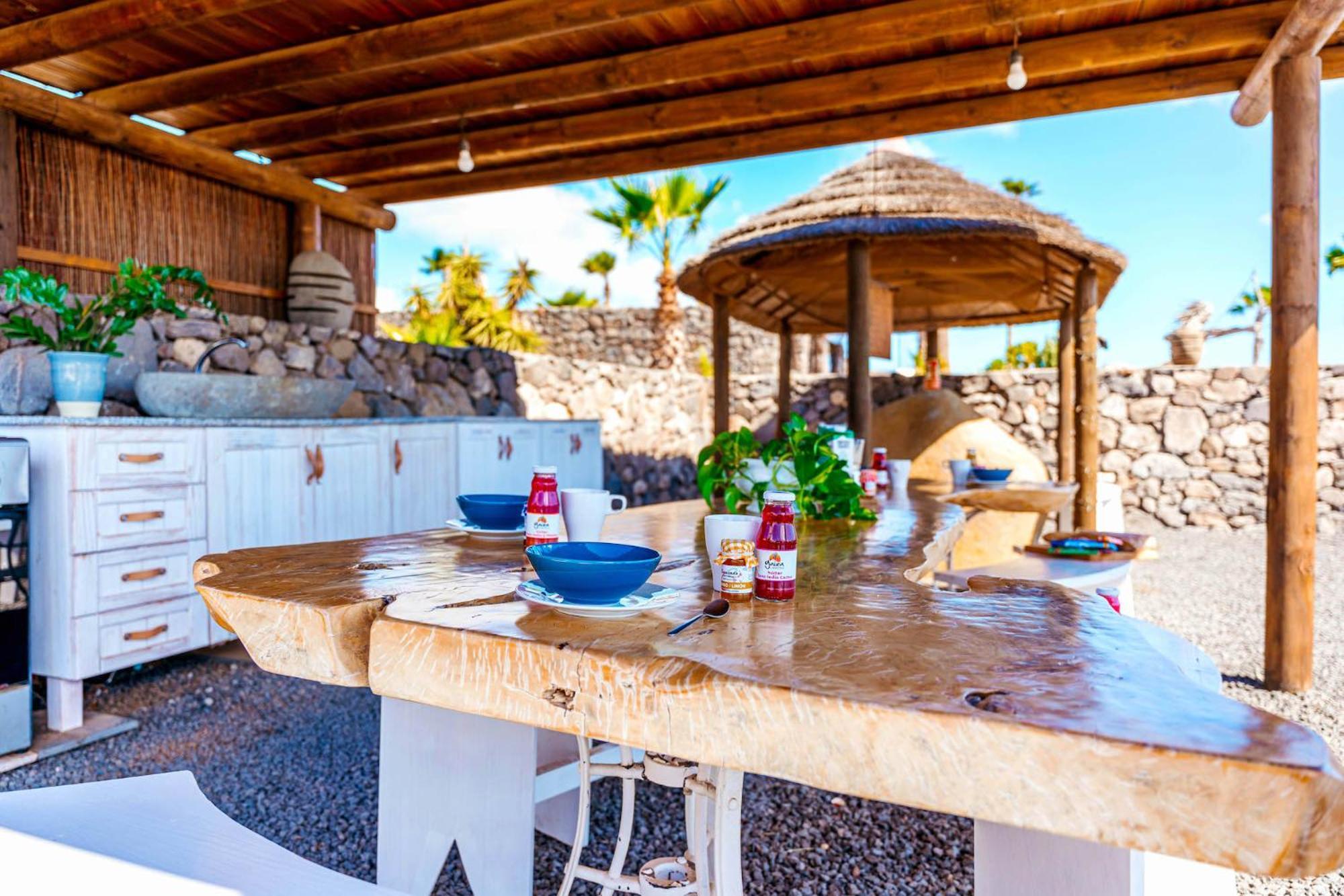 Resort De Arrieta Village - Yurts And Stone - Shared Pool - Walking Distance To Arrieta - Off Grid