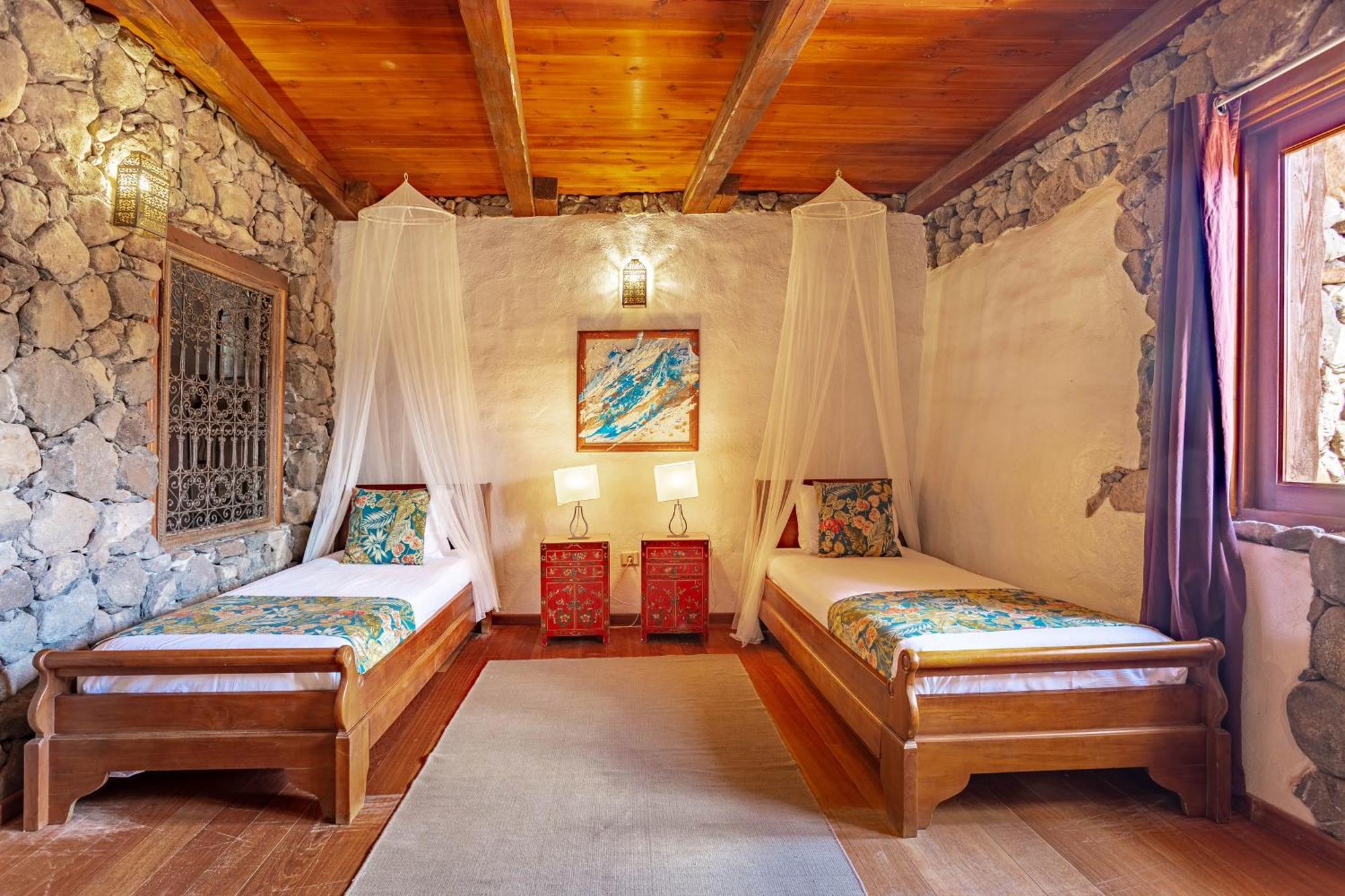 De Arrieta Village - Yurts And Stone - Shared Pool - Walking Distance To Arrieta - Eco Friendly