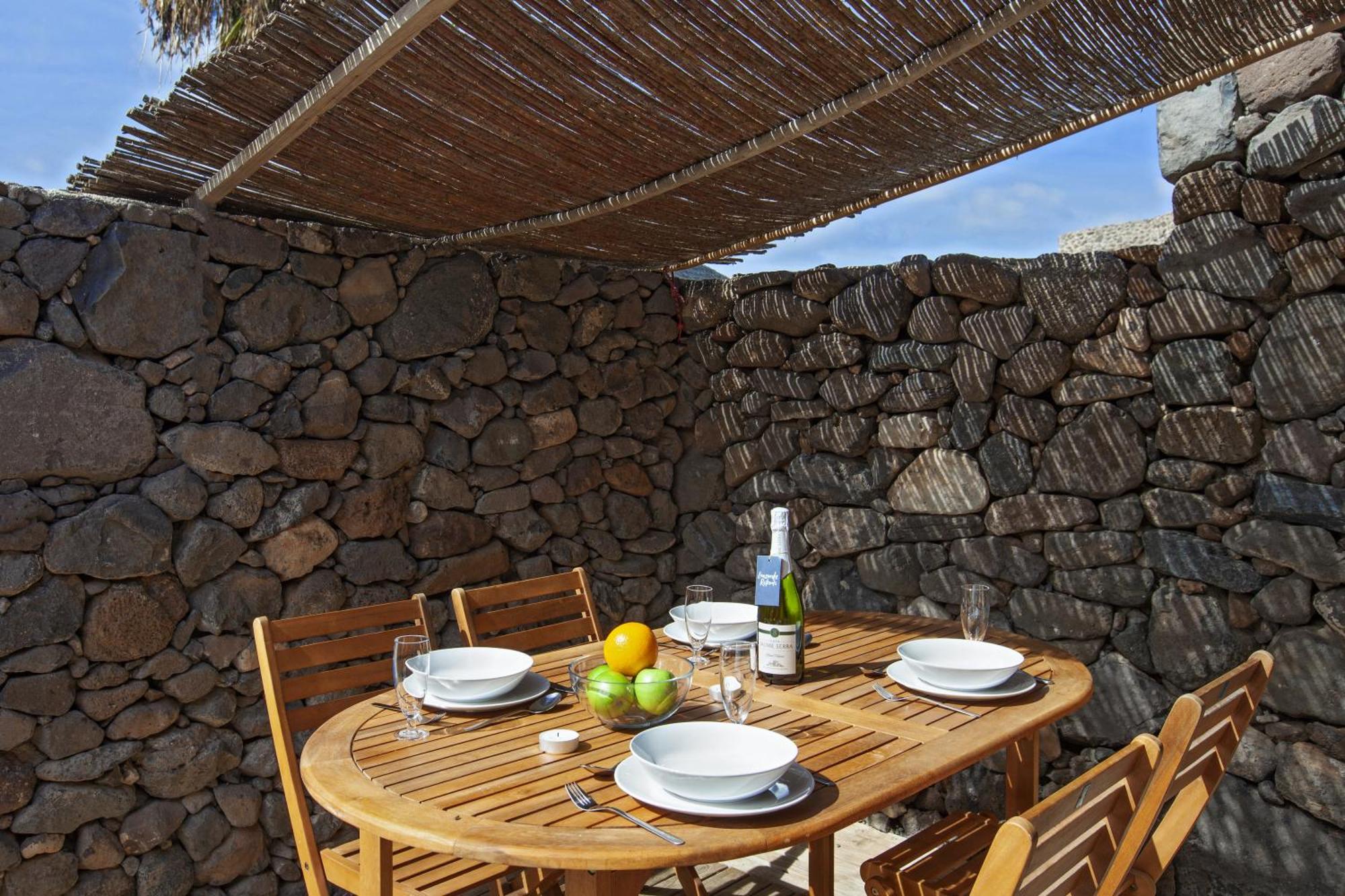 Resort De Arrieta Village - Yurts And Stone - Shared Pool - Walking Distance To Arrieta - Eco Friendly Tabayesco