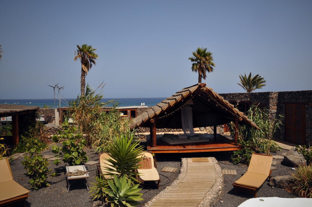Resort De Arrieta Village - Yurts And Stone - Shared Pool - Walking Distance To Arrieta - Off Grid